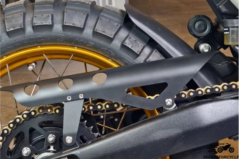 Protège chaine noir ou gris aluminium Triumph 400 X
