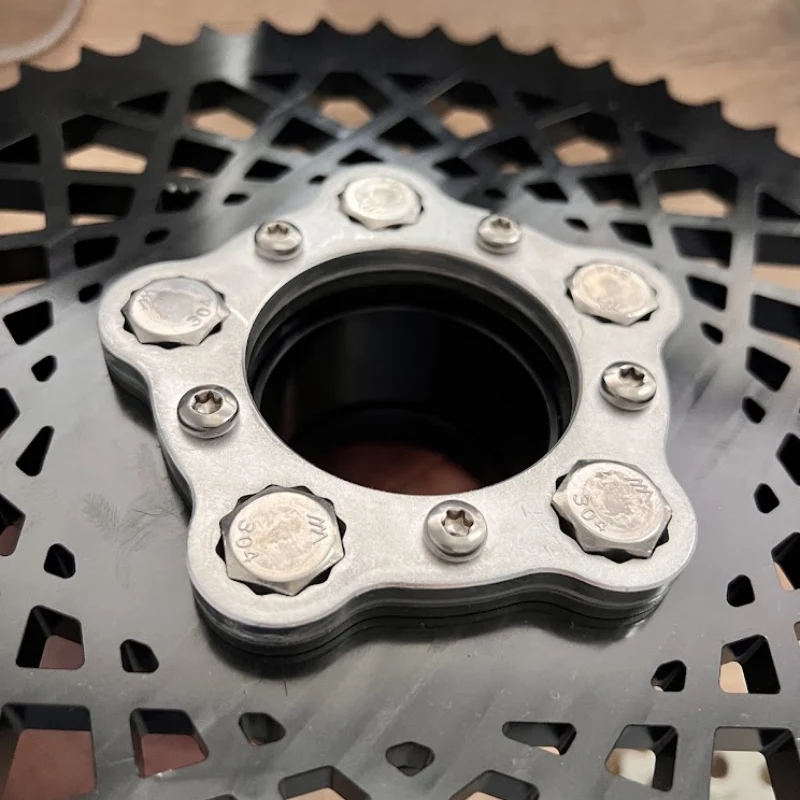 Verrou de pignon – Acier inox 304 & Aluminium 6061 – Harley Softail / Dyna / Sportster