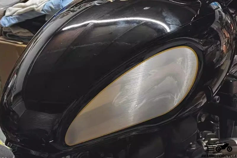 Protection latérale réservoir Triumph Bobber
