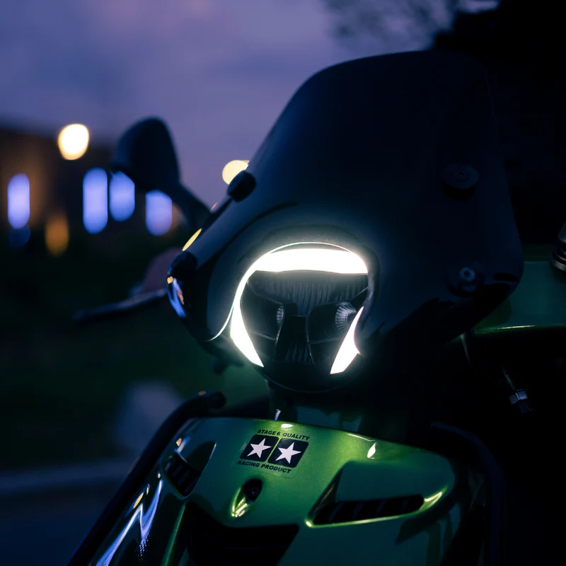 En colère spectateur Phare LED Piaggio Zip