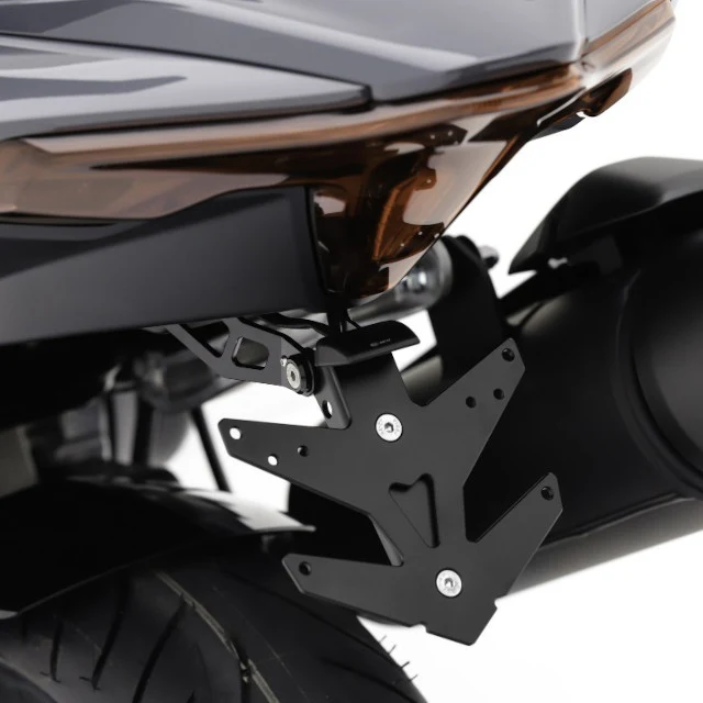 Portamatrículas con luz de matrícula Yamaha T-Max 560 Fase 2 BCD - negro mate