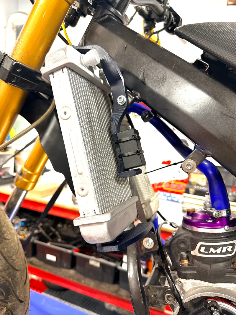 Kit radiateur gauche Derbi / Gilera – Adaptation plug & play