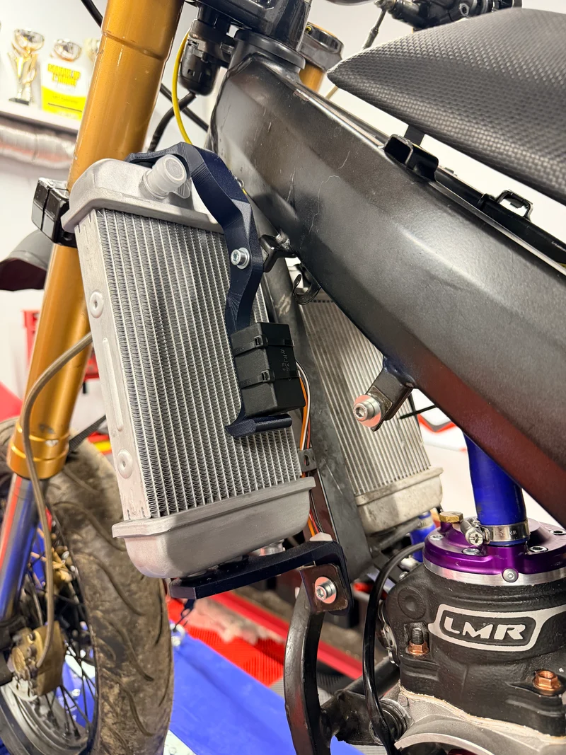 Kit radiateur gauche Derbi / Gilera – Adaptation plug & play