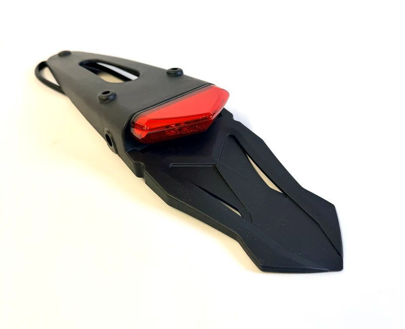 Support de plaque + feu arrière universel – fixation 3 points