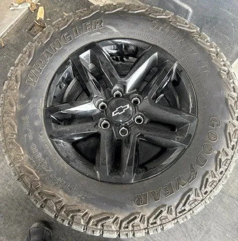 (TAKE OFF) Pneus Goodyear Wrangler Territory sur mags chevrolet d'origine LT275/65r18. #LT275/65r18 Goodyear Wrangler Territory MT MAGS